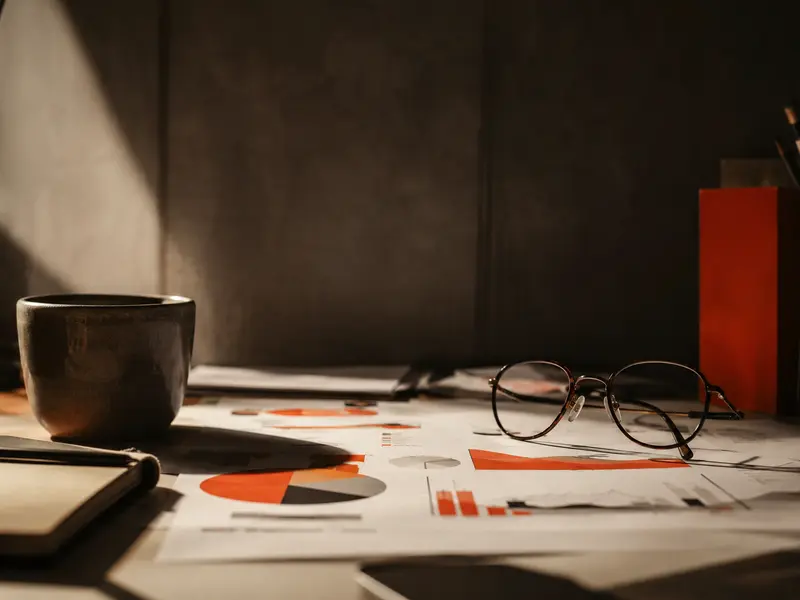 Gráficos circulares y de barras impresos sobre una mesa de trabajo